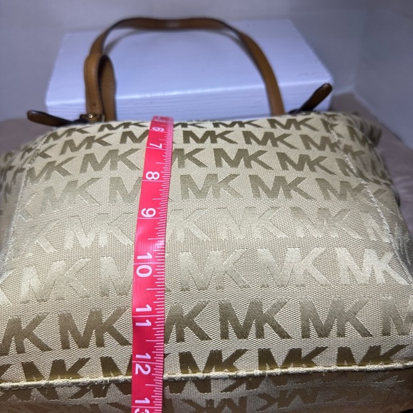 Michael Kors Tan Shoulder Bag with Signature Monogram - Picture 11 of 15